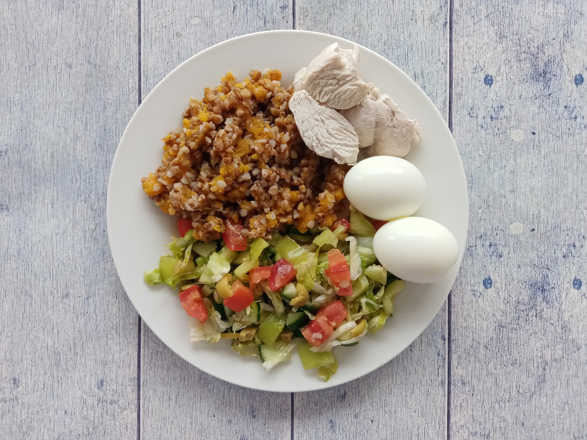 Завтрак. Гречка с тыквой, яйца, индейка, салат.