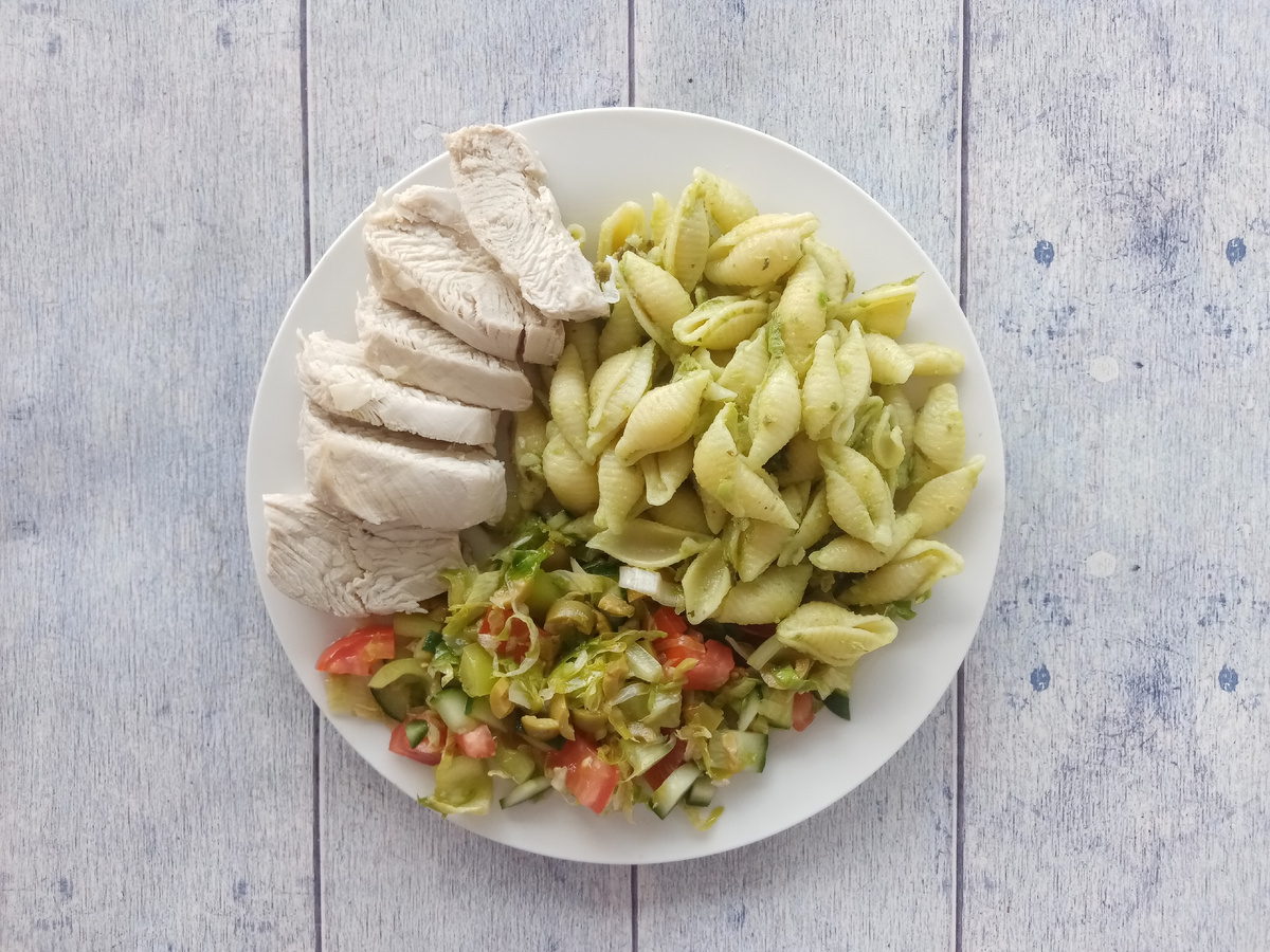 Обед. Макароны с авокадо, индейка, салат.