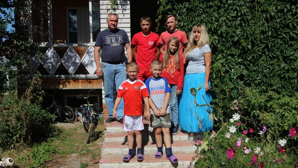 Многодетному отцу-одиночке, оставшемуся без квартиры, собрали 10 миллионов на дом