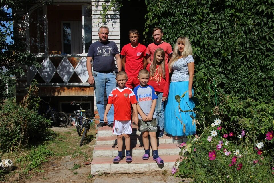 Семейство Антишиных на крыльце нового дома. Фото: Алена Андрианова