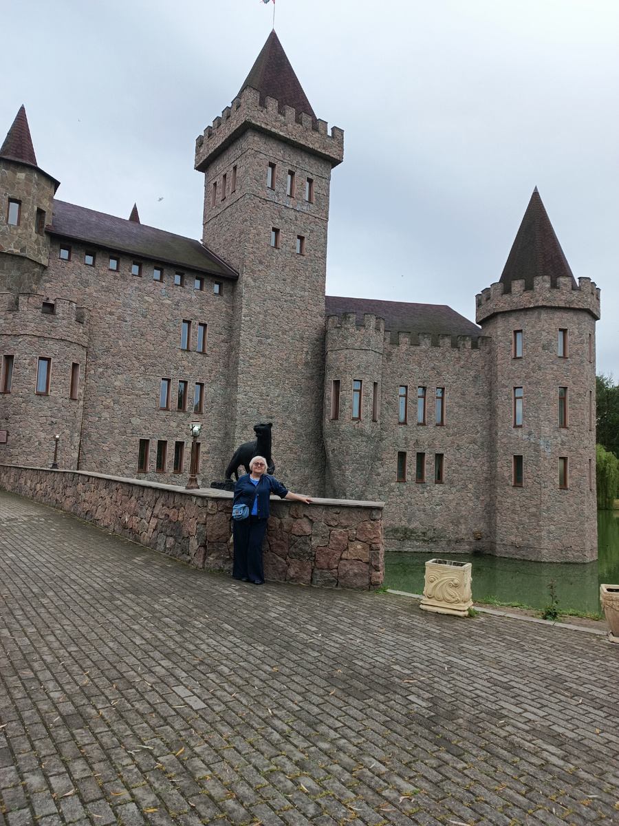 Жаль, что в сам замок зайти сейчас невозможно, хотя раньше хозяева разрешали экскурсии. 