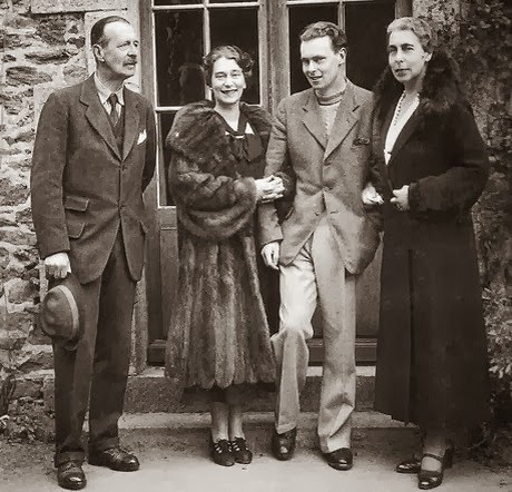 Кириллович Владимирович с сыном Владимиром, дочерью Кирой и женой