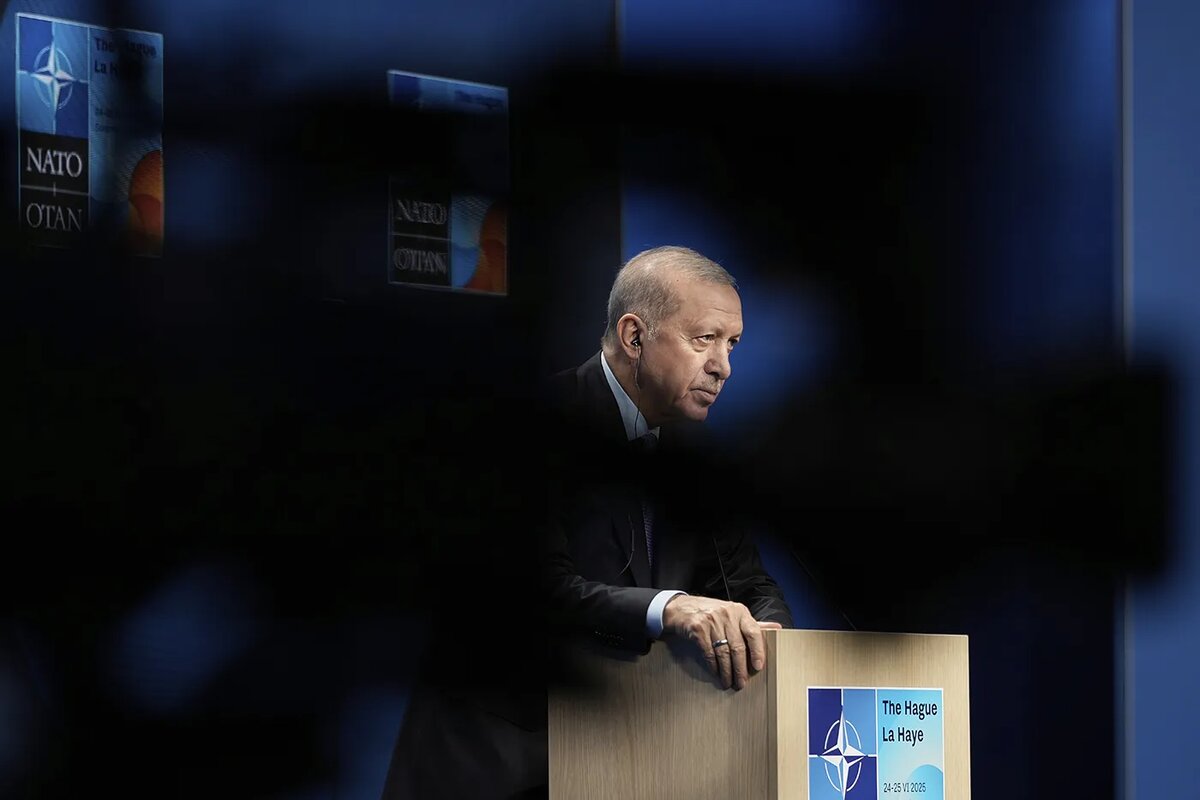   Президент Турции Реджеп Тайип Эрдоган слушает вопросы во время пресс-конференции после пленарного заседания саммита НАТО в Гааге 
Markus Schreiber / AP