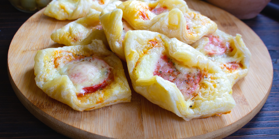 Слойки из готового теста с помидорами и сыром