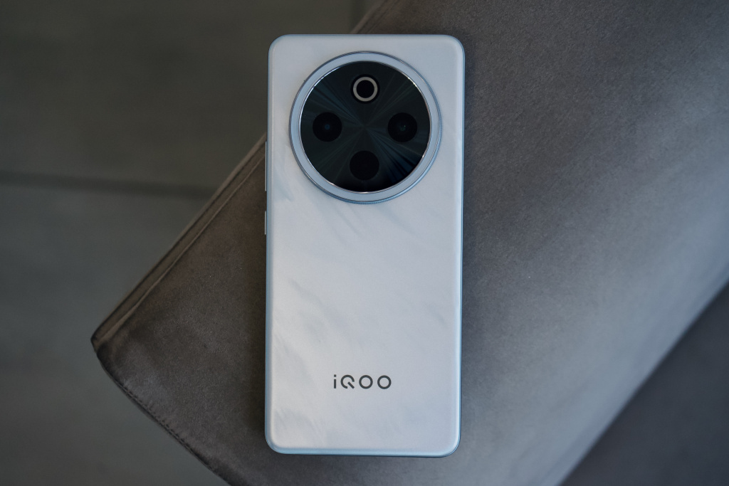  📷    IQOO Z10