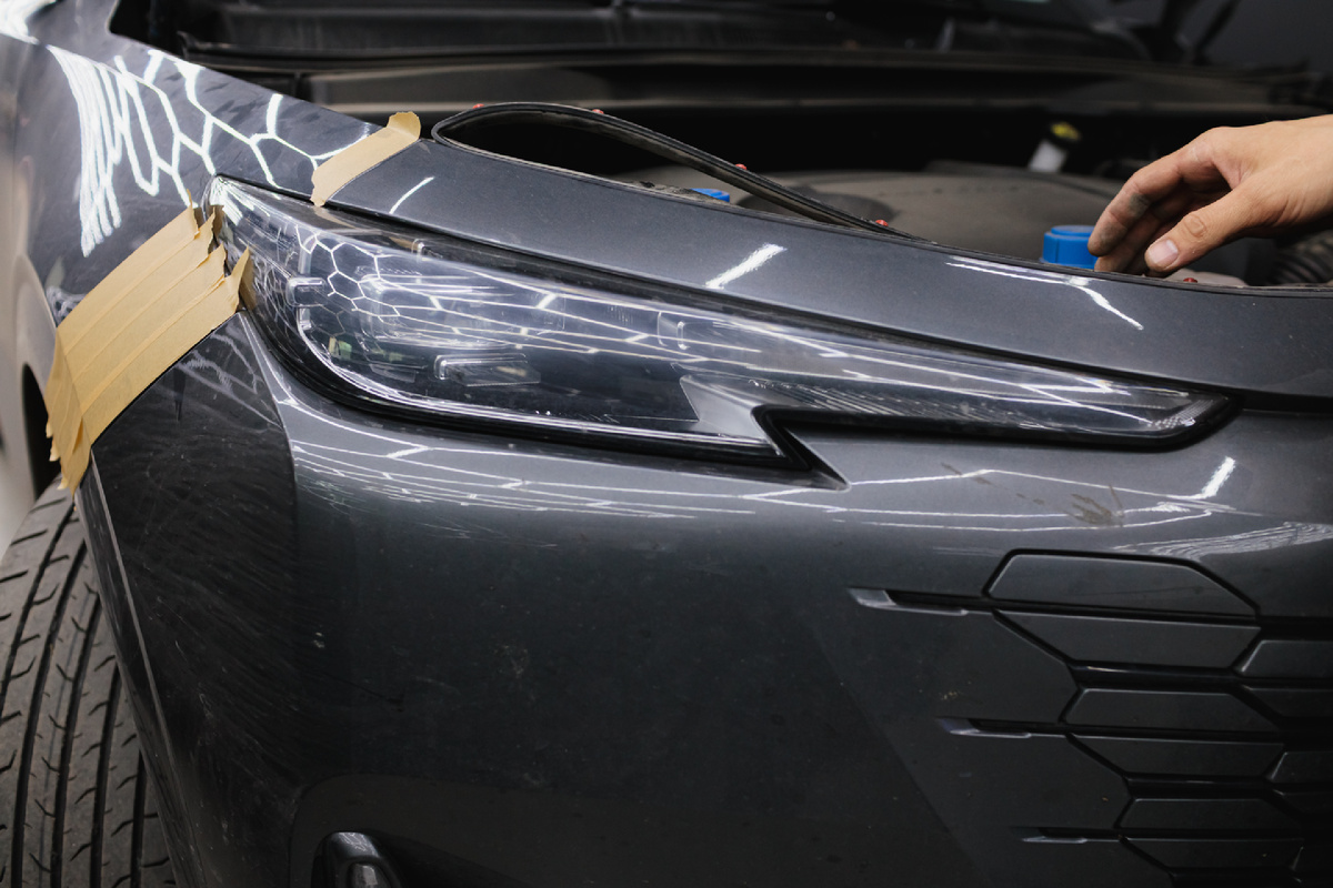 Источник фото: https://custom-heroes.ru/raboty/vid-uslugi/avtosvet/zamena-linz/changan-uni-k-2024-obnovlenie-optiki-dlya-trassy-i-bezopasnosti/