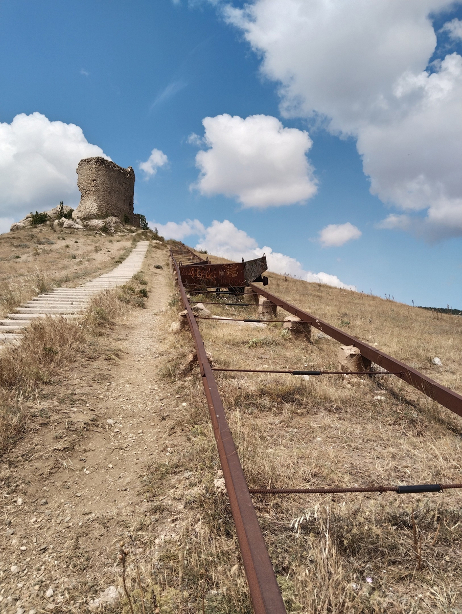Чембало — одна из генуэзских крепостей Газарии. До прихода представителей Генуэзской республики на территории современной Балаклавы располагалось бывшее византийское поселение Ямбо́ли (следов его строений на территории крепости к настоящему времени не сохранилось) — название которого итальянцы и переняли как Чембало. Генуэзцы обосновались здесь около 1343 года, довольно быстро подчинив себе Ямболи и его окрестности.