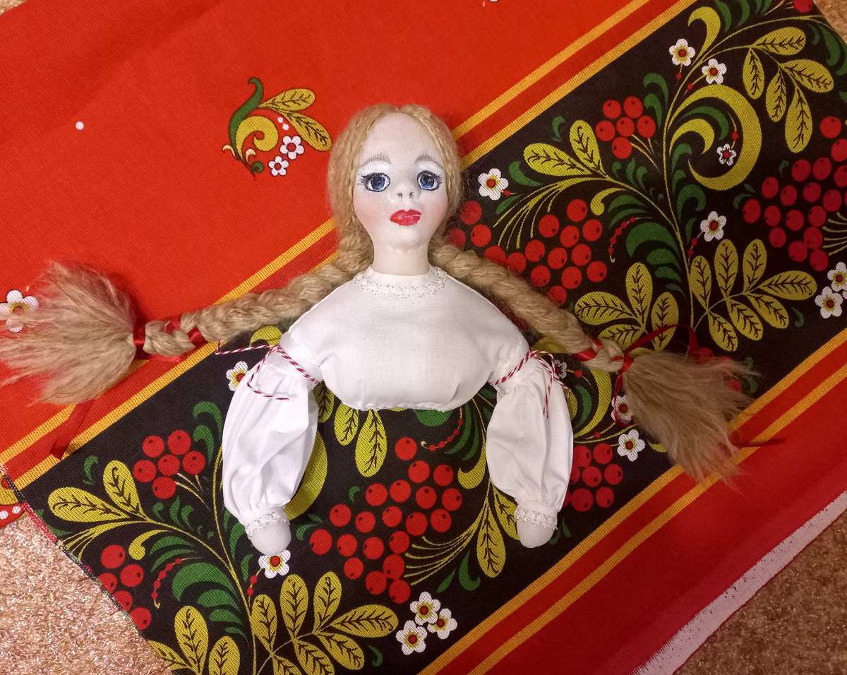 Хохлома девушке и правда к лицу.