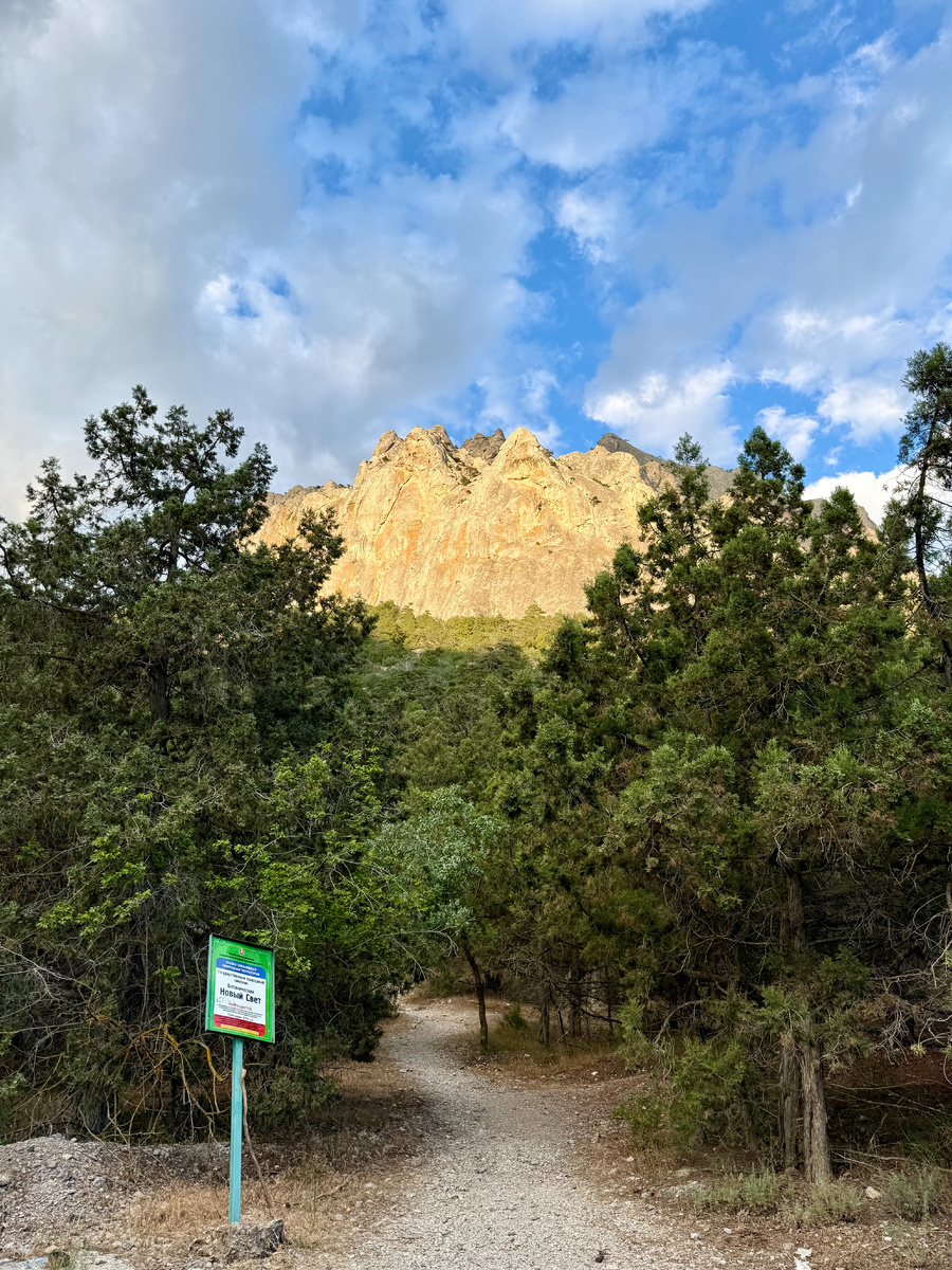 Начало маршрута. Найти его легко (особенно по координатам внизу, хе-хе), к тому же прямо здесь можно оставить автомобиль на вполне широкой обочине.