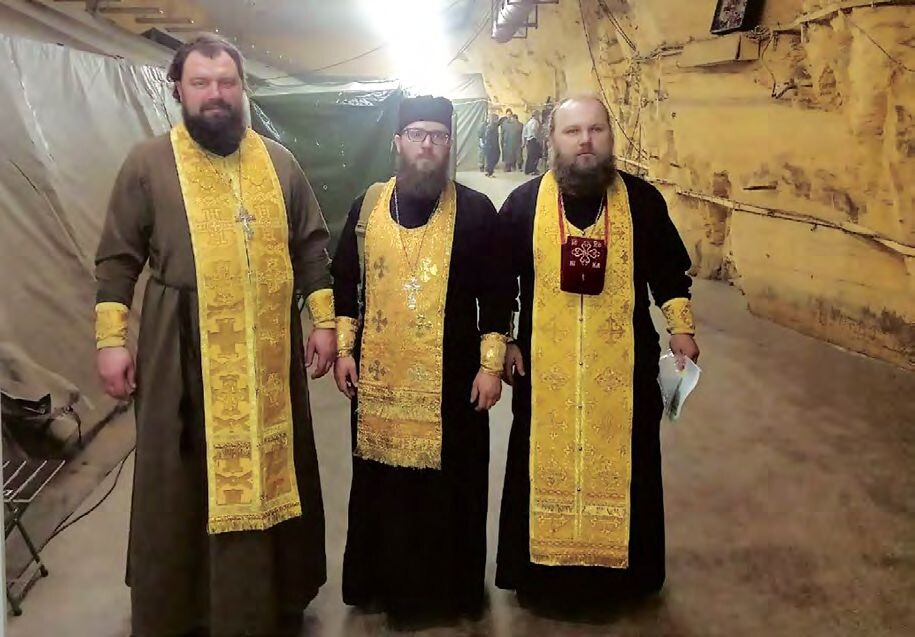 Настоятель храма в честь иконы Божией Матери «Всех скорбящих Радость» п. Старь иерей Сергий Буданов, клирик Калужской епархии иерей Илия Потемкин,
настоятель Белобережской пустыни игумен Леонид (Куприянов) (слева направо) в военном госпитале города Бахмута