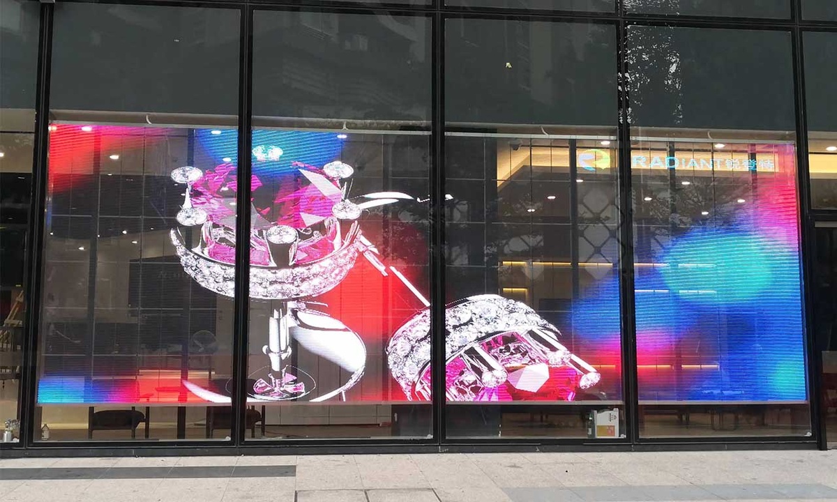 Прозрачный светодиодный экран на витрине