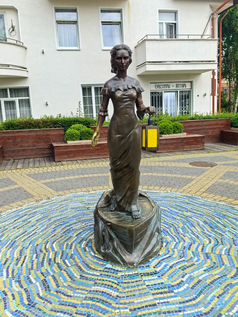 Скульптура «Бегущая по волнам». Сразу видно, что чаще на счастье трут руку. Но видно, что не только руку. 😀