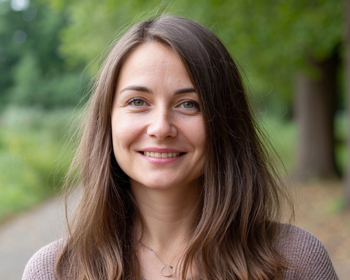 В библиотеке есть одна коллега, Катя. Симпатичная, улыбается всем. 