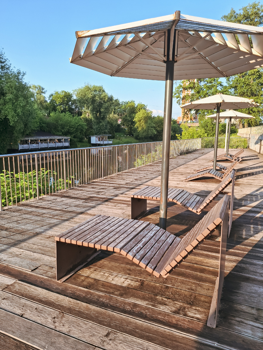 Настилы пора красить, и лежаки тоже