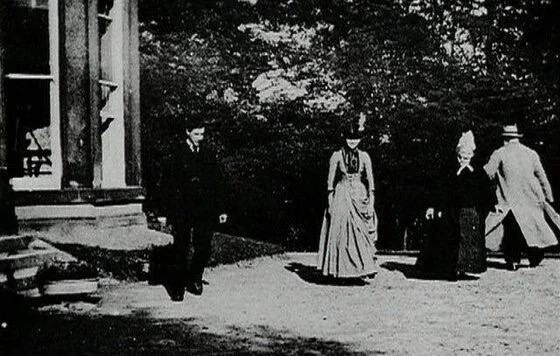 Кадр из фильма "Сцены в саду Раундхэй" (1888)