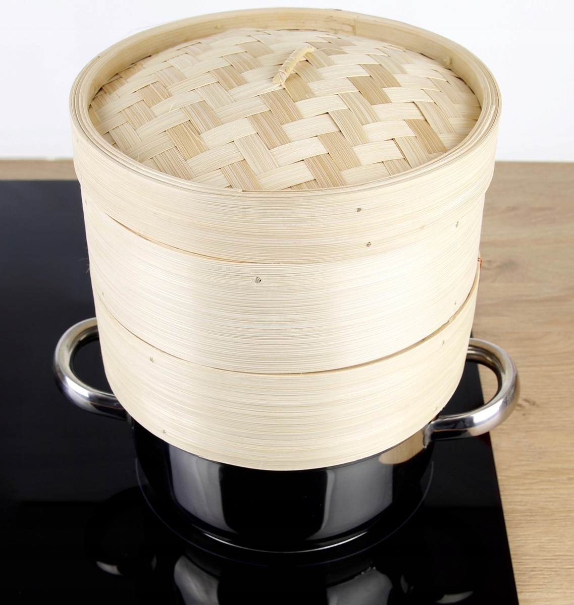 Бамбуковыю пароварку нужно ставить на кастрюлю. 