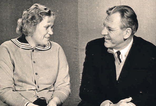 Надежда Кравцова (Богданова) с писателем Сергеем Смирновым, который рассказал о ее подвиге.