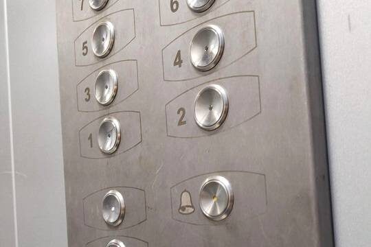    В Махачкале после падения лифта в жилом доме завели дело