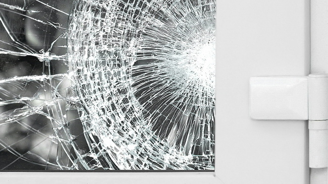 Источник изображения: https://www.ok-vesta.ru/upload/Steklopaket/Udaroprochniy_steklopaket/%D0%A0%D0%B0%D0%B7%D0%B1%D0%B8%D1%82%D1%8B%D0%B9%20%D1%82%D1%80%D0%B8%D0%BF%D0%BB%D0%B5%D0%BA%D1%81%20%D0%BD%D0%B0%20%D0%B2%D1%85%D0%BE%D0%B4%D0%BD%D0%BE%D0%B9%20%D0%B4%D0%B2%D0%B5%D1%80%D0%B8_03.jpg