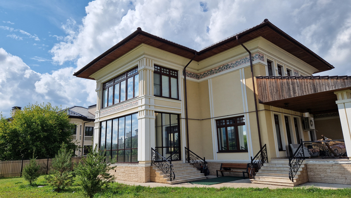 Остекление террасы и входной группы в КП Монтевиль