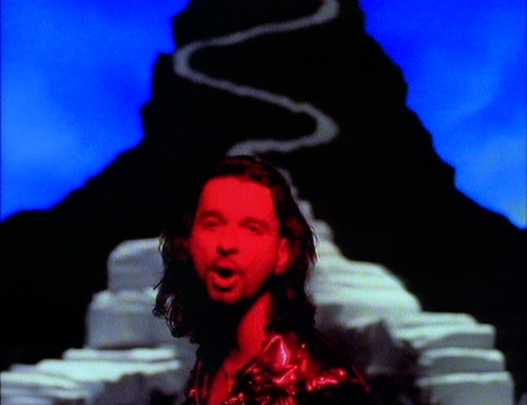 ...на фоне символического судилища. Намек на потусторонний мир нам дает освещение его фигуры красной подсветкой, словно он стоит перед вратами преисподней.