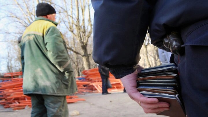 "Паспорта раздавали пачками": В России выявили самую крупную в истории "фабрику легализации" мигрантов — "погоны рулят"