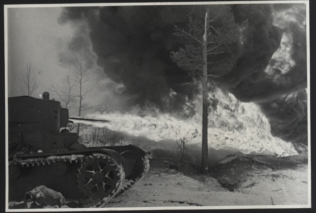 Химические танки не просто так назывались химическими. Да, за неимением химической войны они были "переквалифицированы" в огнеметные, но штатно могли и дымзавесу поставить, и ипритом местность заразить прям методом разбрызгивания