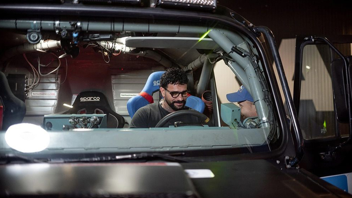 Тимати за рулем КАМАЗ‑435092. Источник: https://clck.ru/3Mno6s