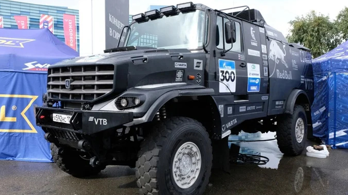 Чёрный капотник КАМАЗ-мастер. КАМАЗ-435092. Источник: https://clck.ru/3Mno6S