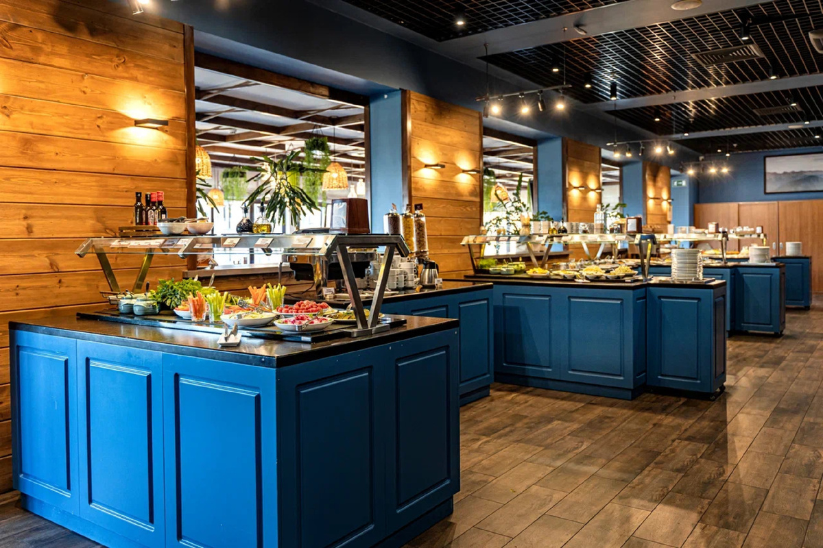 Завтрак в семейном  ресторане "Варежка" в Ski Inn SPA Hotel