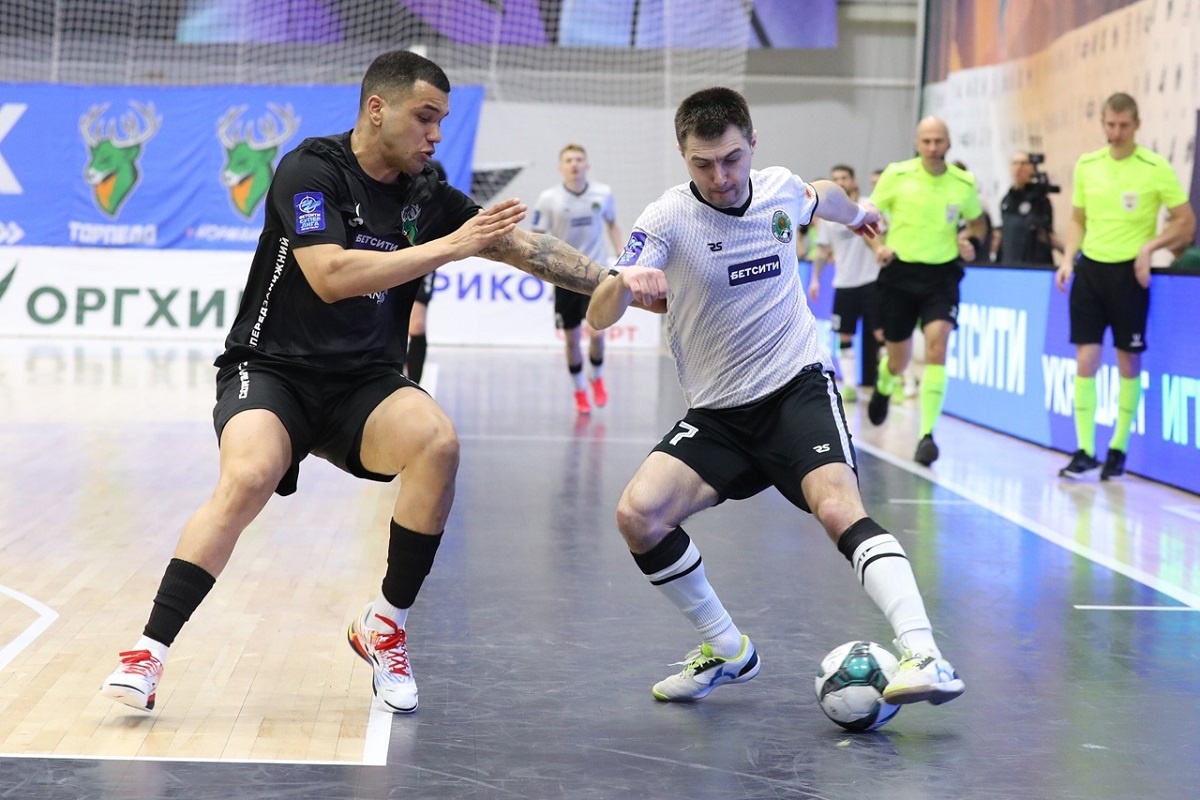    Денис Гуляйкин (в белой форме) выделяется работоспособностью. и бойцовскими качествами