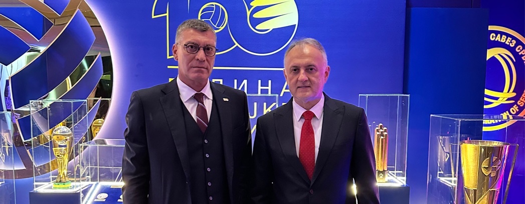 Александр Яременко с бывшим главным тренером сборной России, а ныне министром спорта Сербии Зораном Гаичем на праздновании столетия сербского волейбола