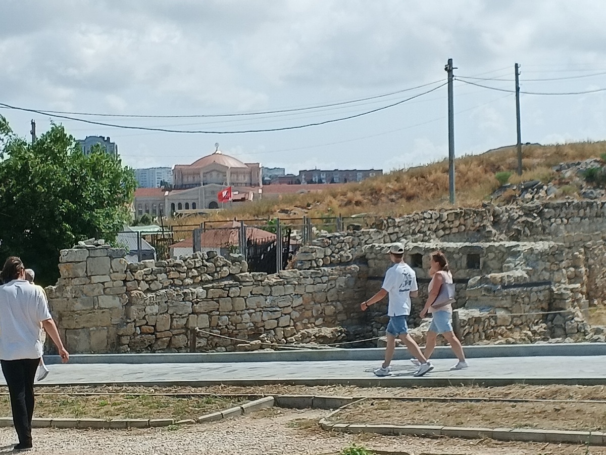 За раскопками, из-за горы, отлично виден купол музея христианства в Новом Херсонесе. Фото Галины Малышевой