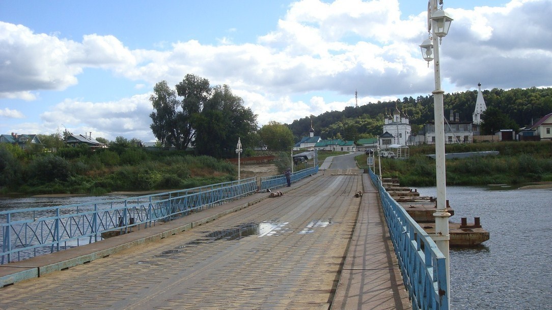 Вид с понтонного моста на Свято-Сретенский монастырь