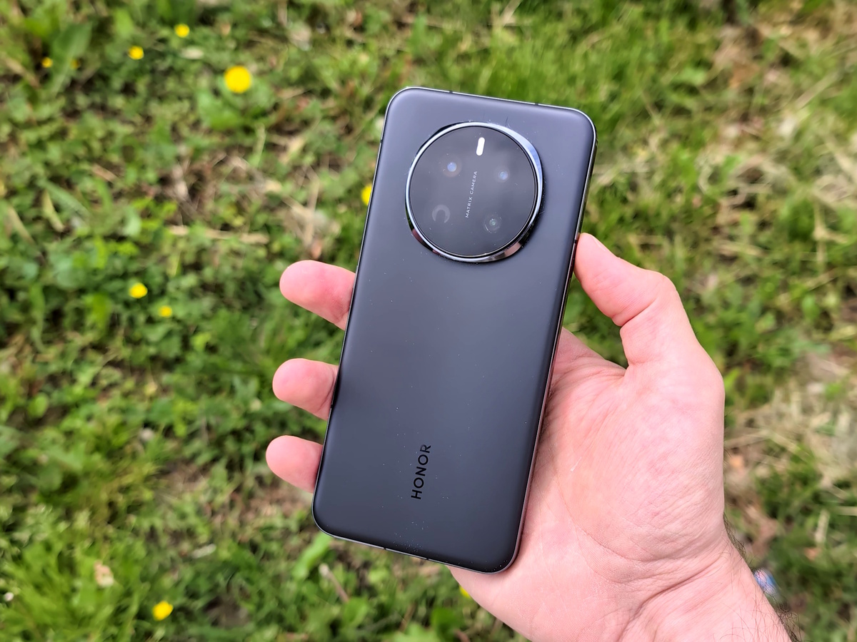Единственное, чего не хватает дизайну — уникальности и узнаваемости. На фоне многих аналогов флагман от Honor выделить непросто