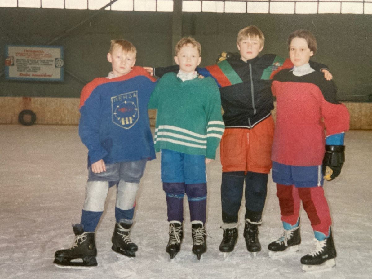  Мальчик Артем - второй слева