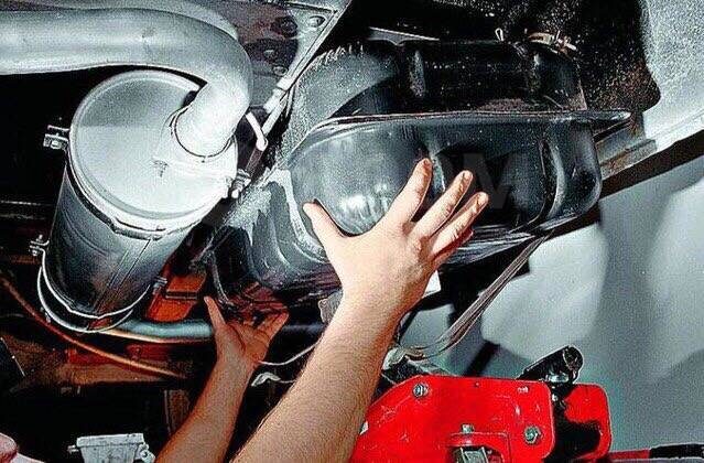 Фото из сети. Снятие топливного бака.