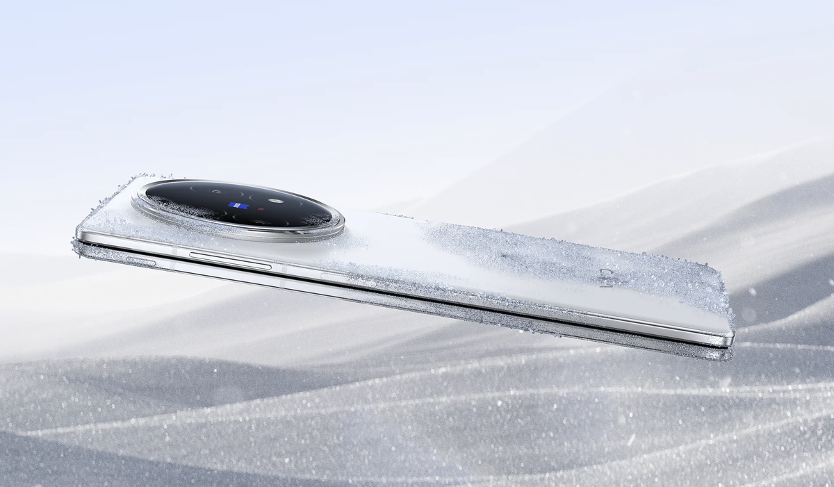 Смартфон оснащён мощным процессором, внушительным объёмом оперативной и внутренней памяти, а также двумя фронтальными камерами.