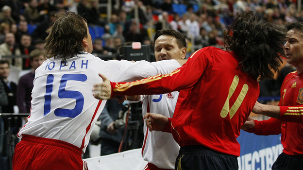 Сергей Юран бьет Амависку во время ветеранского матча. Александр Вильф архив "СЭ"