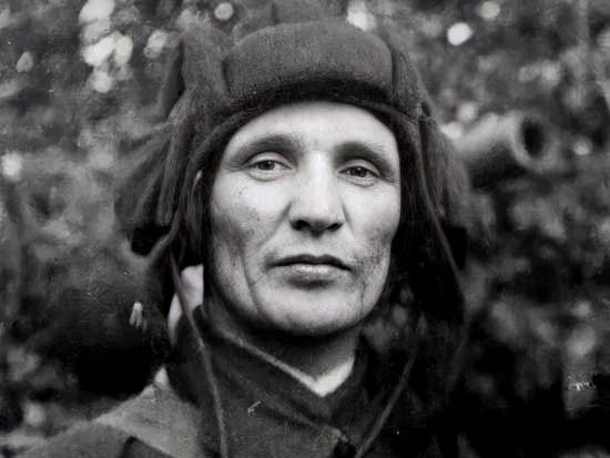 Старший лейтенант Зиновий Колобанов - командир легендарного экипажа