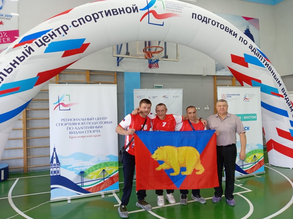 Сергей Звонков, Алексей Гусаров и Андрей Жигалов с Александром Путинцевым.