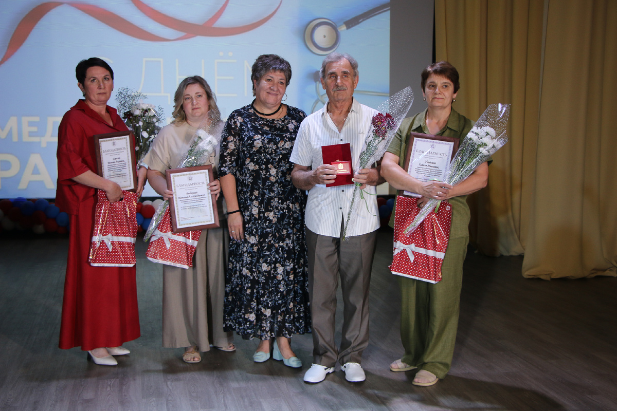 Анатолий Козырь получил почётный знак «90 лет Красноярскому краю» из
рук председателя Абанского районного Совета депутатов Ирины Бочаровой.