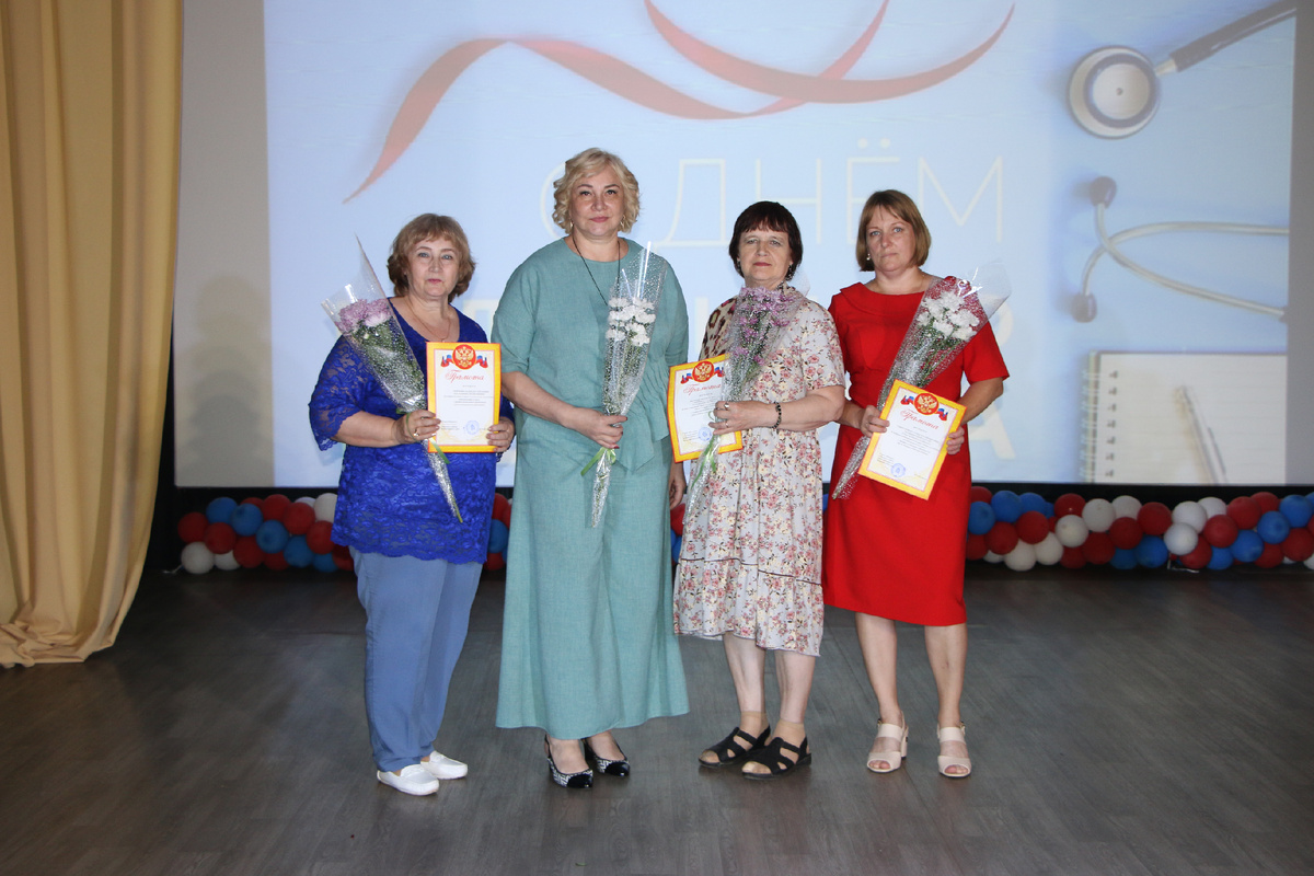 Почётные грамоты главы Абанского сельсовета за добросовестный труд
специалистам вручила Ирина Владимировна Орехова (вторая слева).