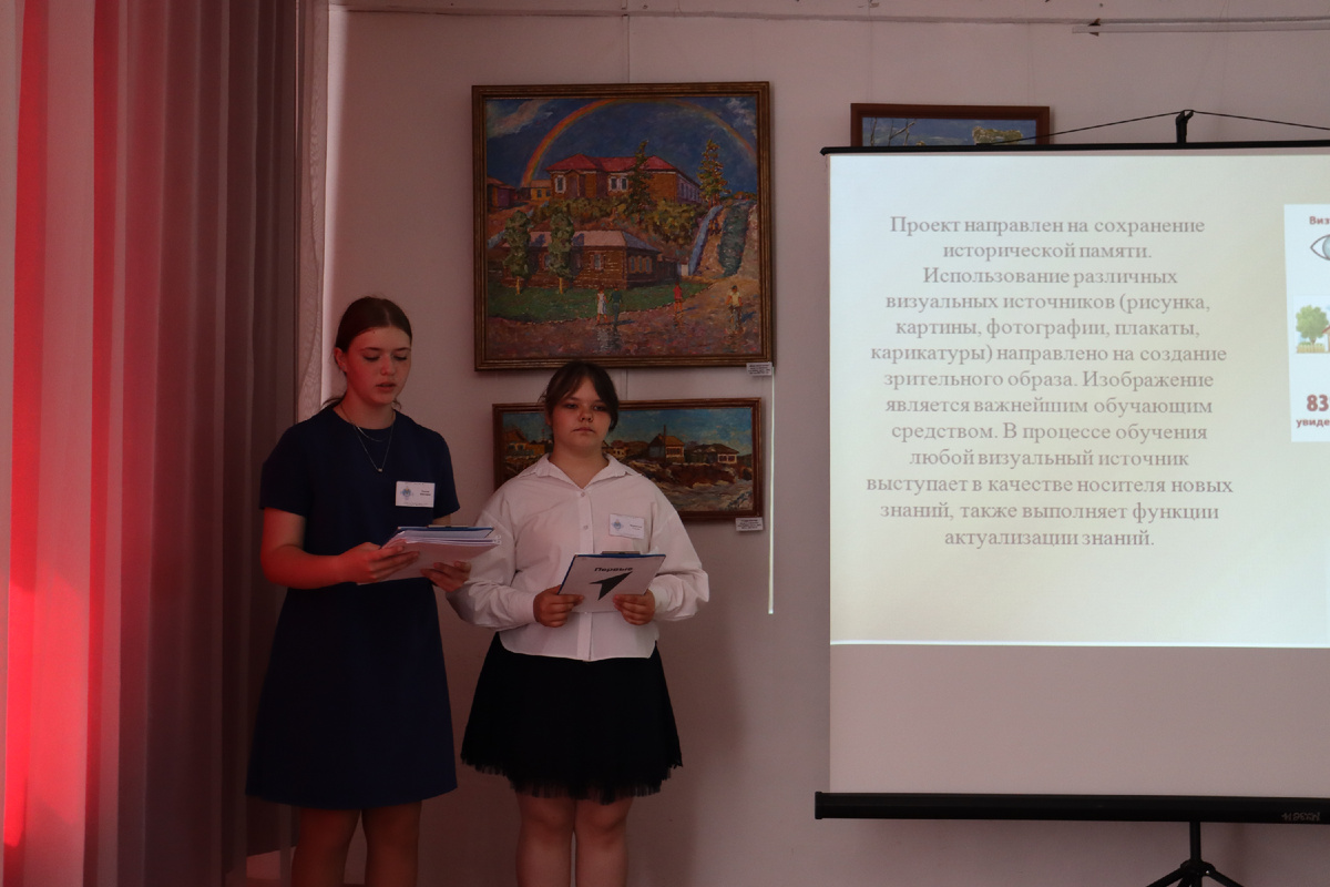 1.	На фото (слева-направо): Виктория Попова и Ульяна Федорищева представляют проект Агинской школы № 2 «Окна Победы: чтобы знали и помнили».