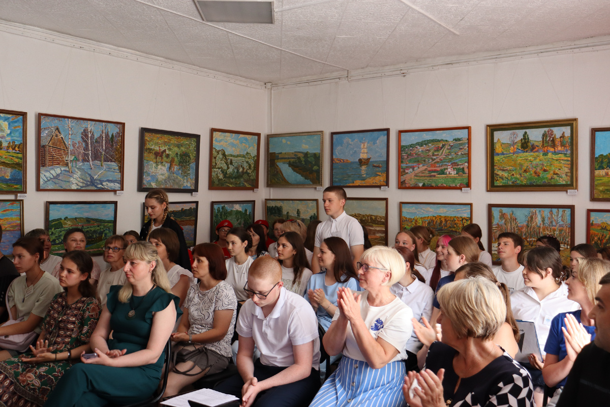 2.	Школьники  Саянского района представили в этом году на конкурс 17 проектов в разных номинациях, из них 12 проектов стали победителями муниципального этапа, 7 проектных команд прошли в краевой финал, который состоится в сентябре 2025 года в Красноярске.