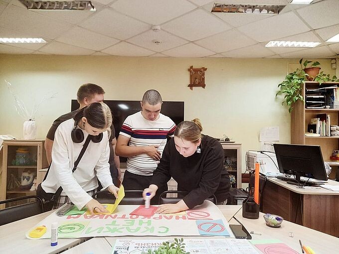 Подростки заняты созданием стенгазеты