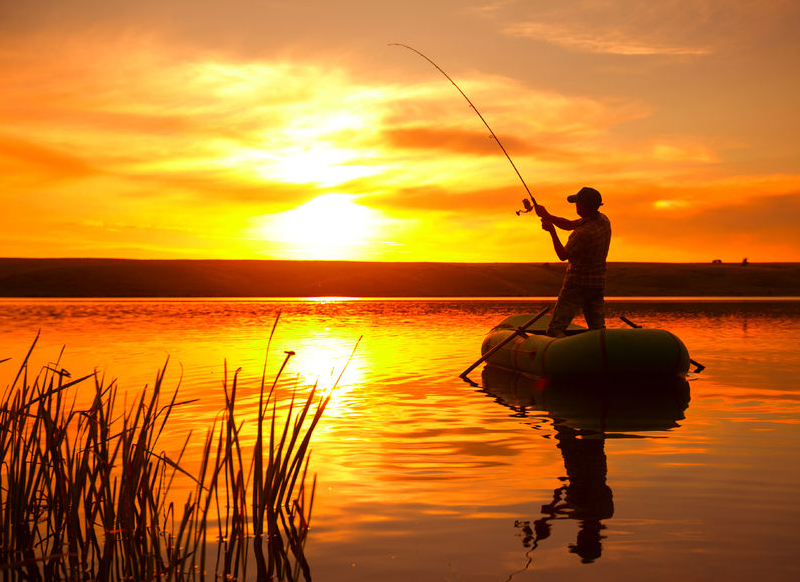 Рыбалка летом с лодки. Источник фото ru.pinterest.com