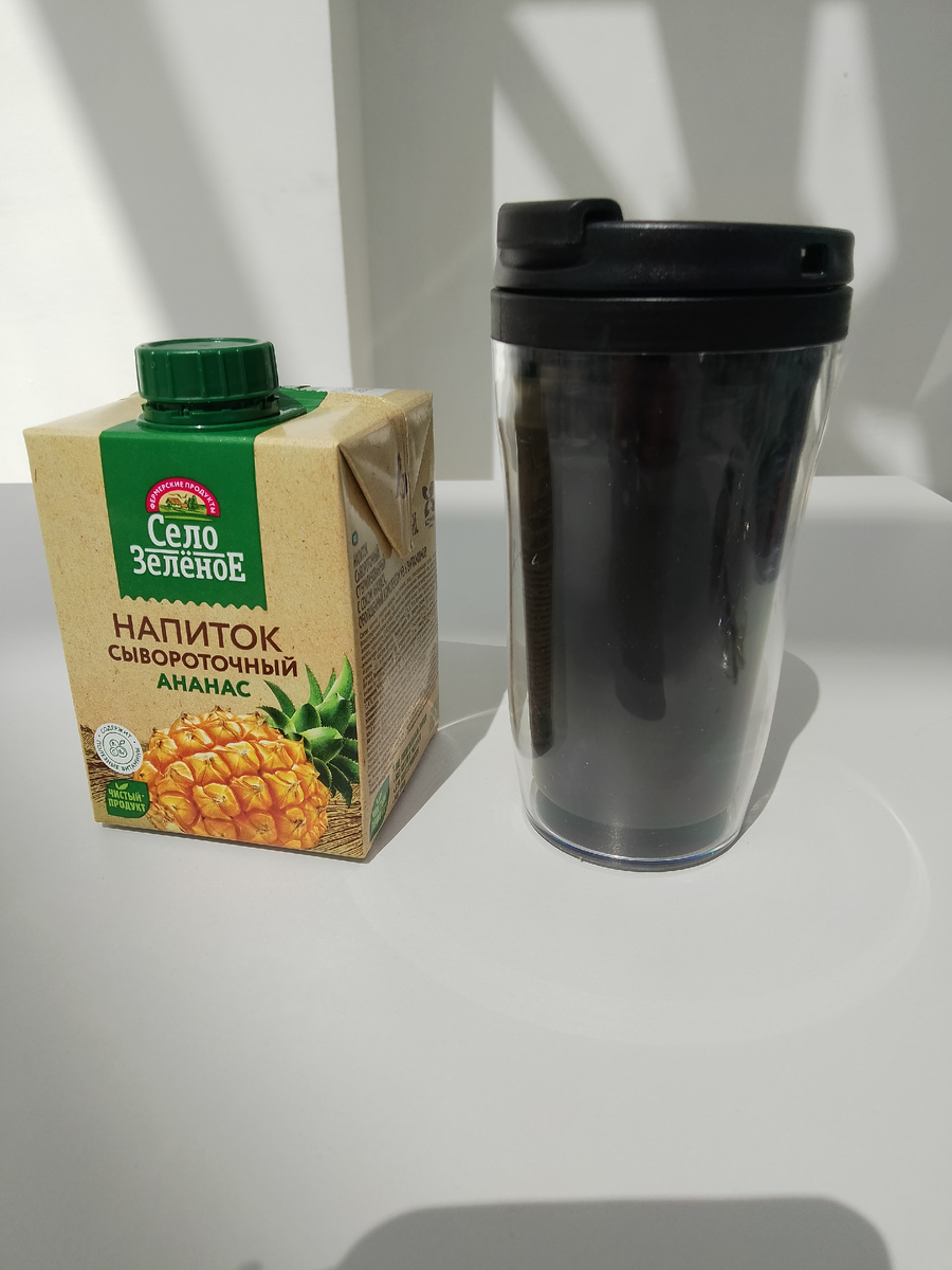 Фото автора. Со собой взяла напиток в кафе посидеть и в этом черном стакане мое кофе. В стаканчик высыпала пакетик кофе и налила кипяток из термоса. На заметку: пакетик кофе в Чижике за 14 рублей