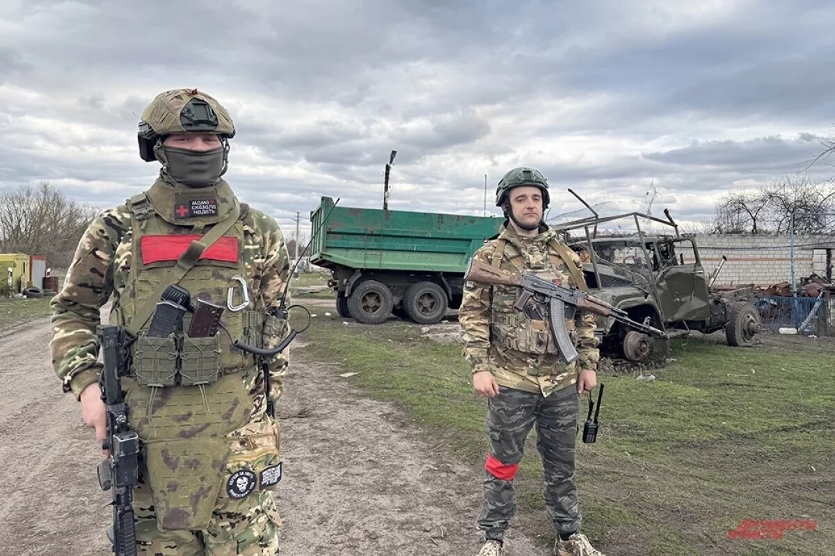    Медикам на передовой приходится вытаскивать раненых прямо под вражескими пулями.