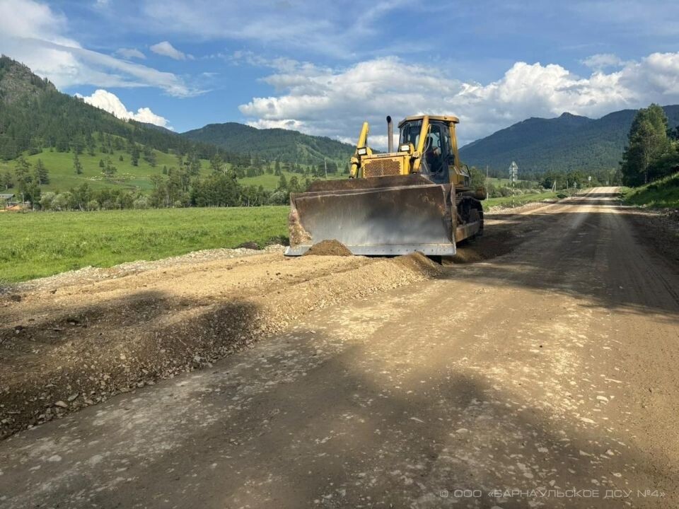    Ремонт дороги между селами Ильинка и Барагаш. Источник: Барнаульское ДСУ №4